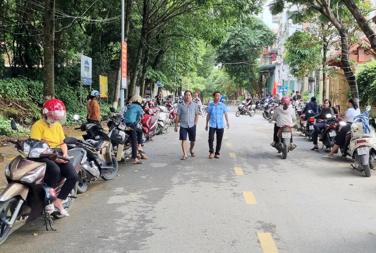 Trong tiết trời mát dịu, nhiều phụ huynh đưa con đi dự thi từ rất sớm.