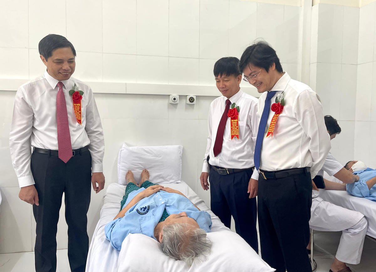 Nhân dịp gắn biển công trình, Phó Chủ tịch UBND tỉnh Quảng Ninh Vũ Văn Diện (bên trái) đã tới thăm, động viên người bệnh tại một số phòng, khoa Bệnh viện Lão khoa - Phục hồi chức năng.
