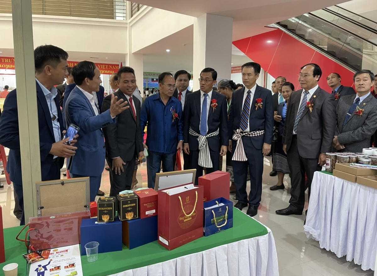 Lãnh đạo Quảng Nam và lãnh đạo Lào tham quan khu trưng bày.