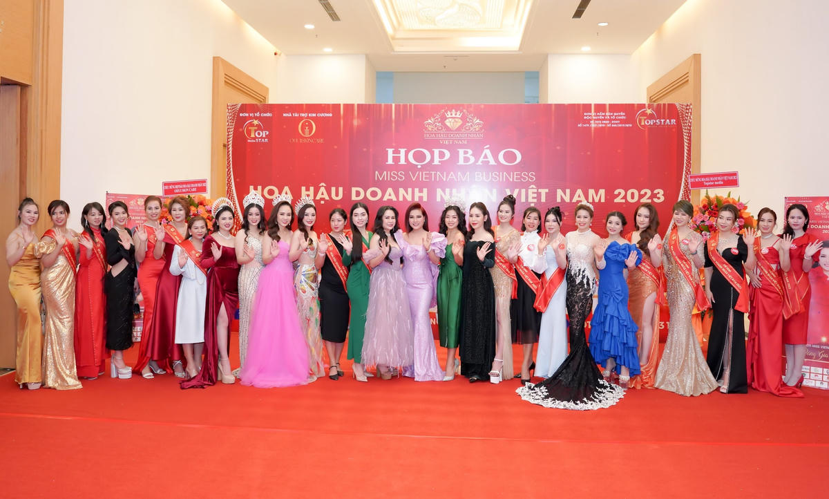 Các thành viên chụp ảnh lưu niệm.