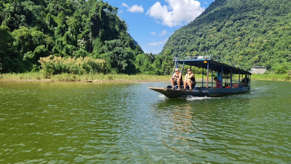 Du khách nước ngoài tham quan hồ.