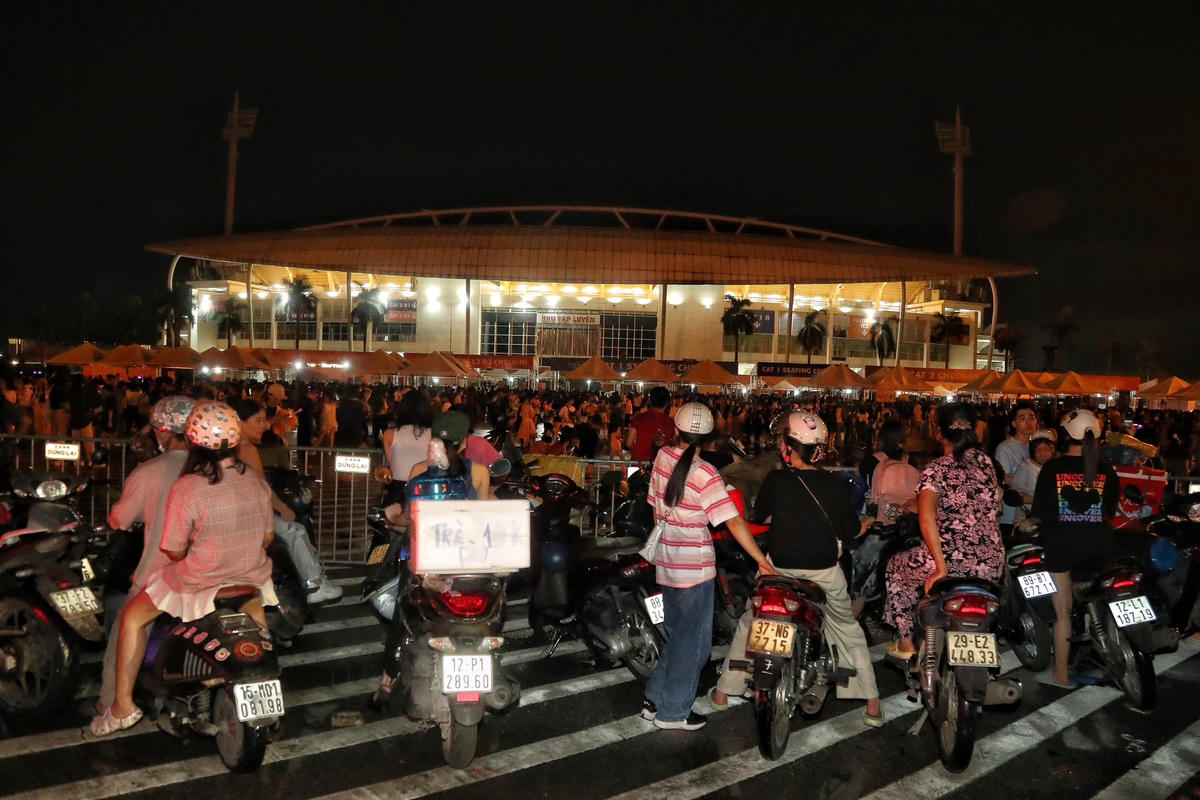 Không chỉ phía bên trong, ở ngoài sân vận động Mỹ Đình cũng thu hút đông đảo fans hâm mộ của nhóm nhạc BlackPink đến để nghe các thần tượng hát.