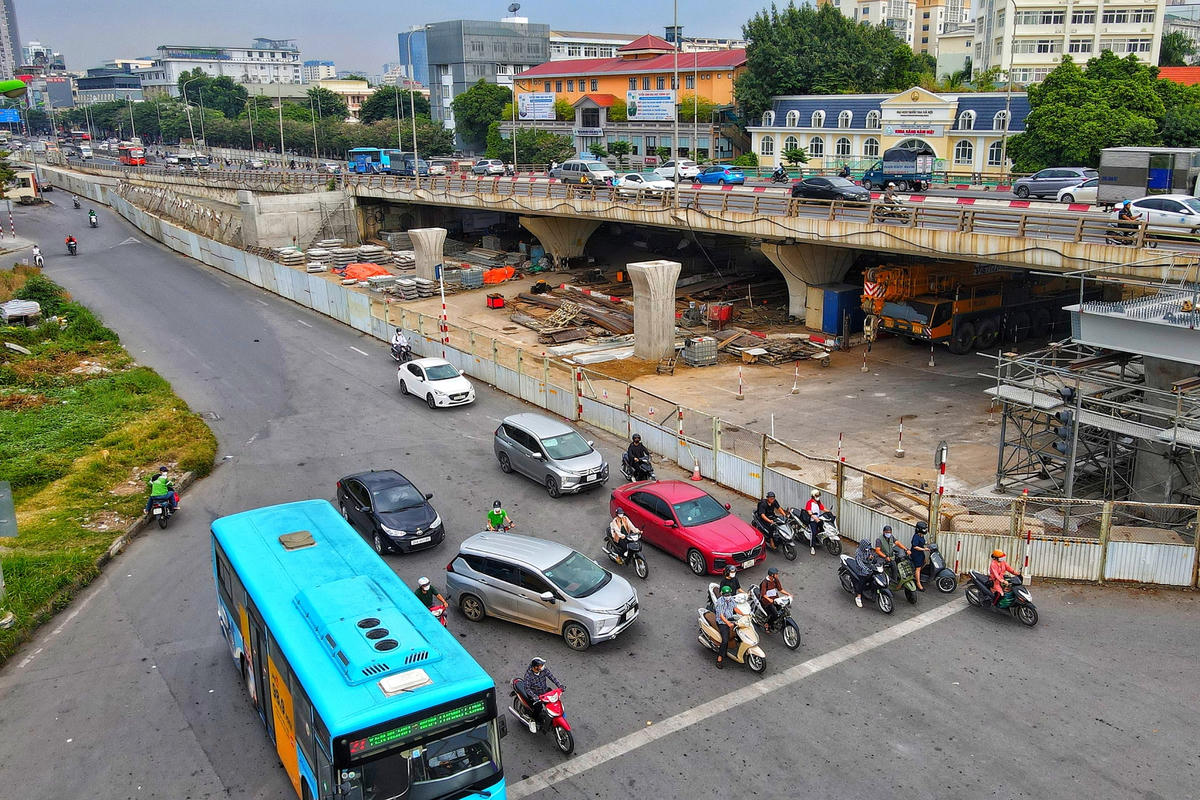 Theo phương án được phê duyệt, mỗi bên cầu vượt Mai Dịch sẽ được xây dựng một đơn nguyên cầu đô thị rộng 7,75m gồm: 1 làn xe cơ giới (3,5m) và 1 làn xe hỗn hợp (3m), còn lại là dải an toàn và bó vỉa.