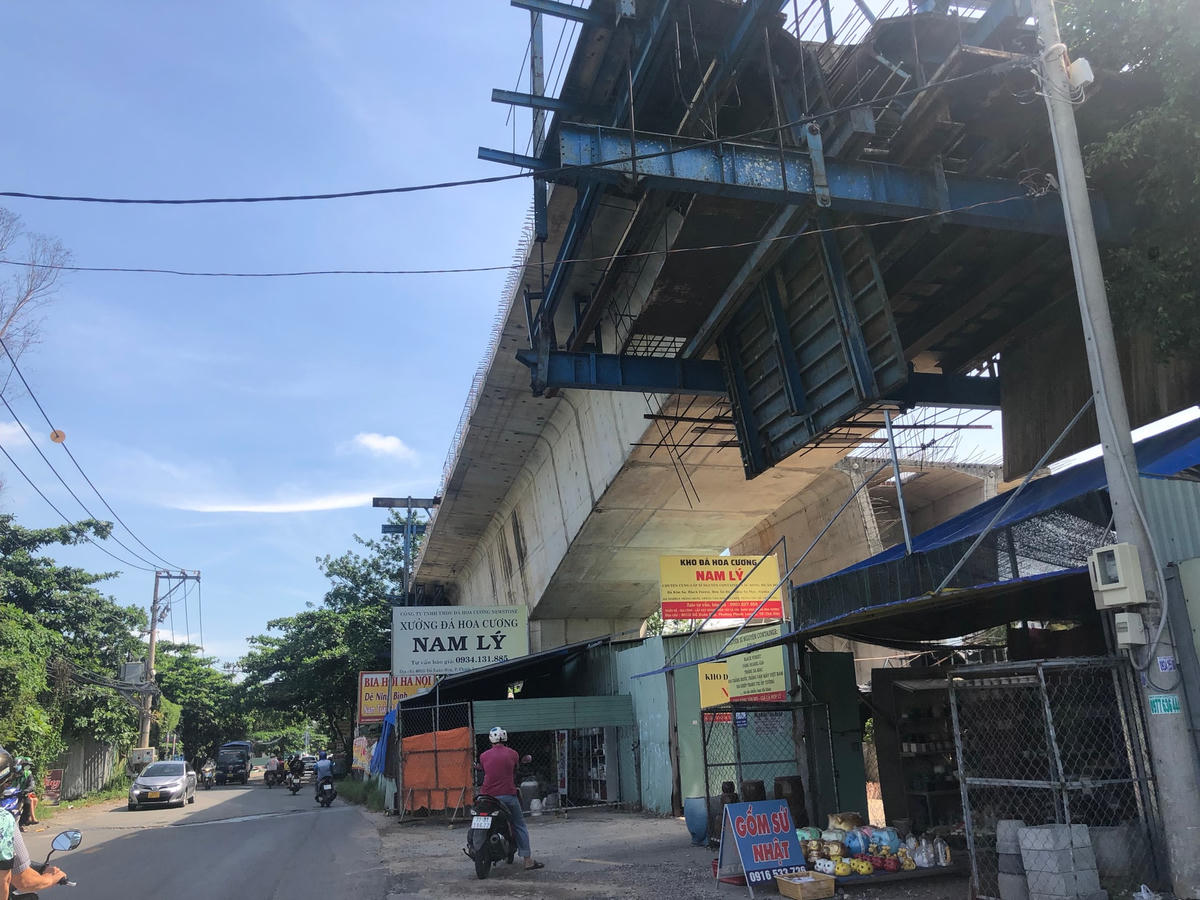 Các công trình cầu thi công dang dở, với bê tông, cốt thép hoen rỉ, treo lơ lửng gây mất an toàn cho người đi đường. Ảnh: Hồng Phúc.