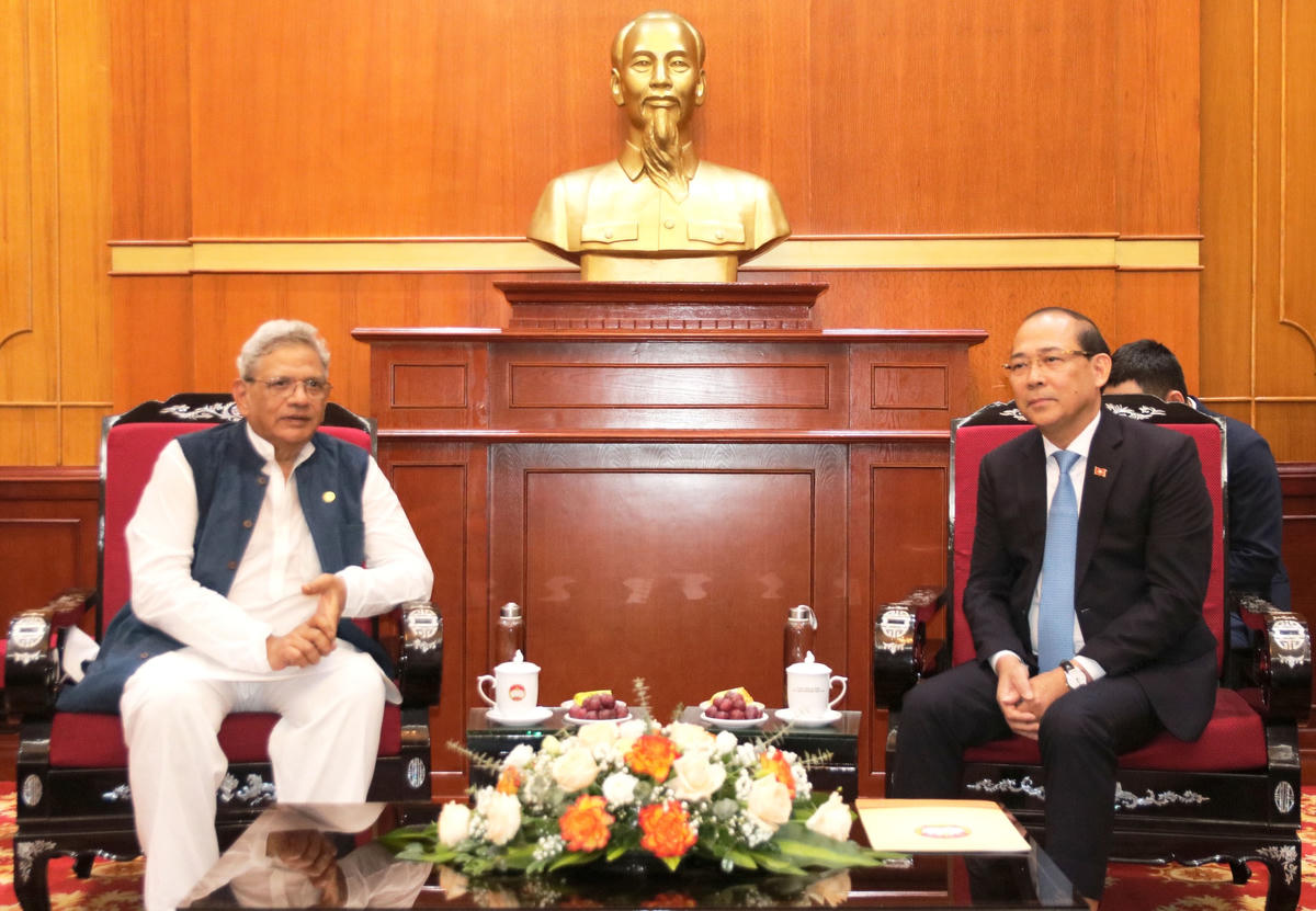 Phó Chủ tịch Hoàng Công Thủy trò chuyện với ông Sitaram Yechury, Tổng Bí thư Đảng Cộng sản Ấn Độ Mác-xít.