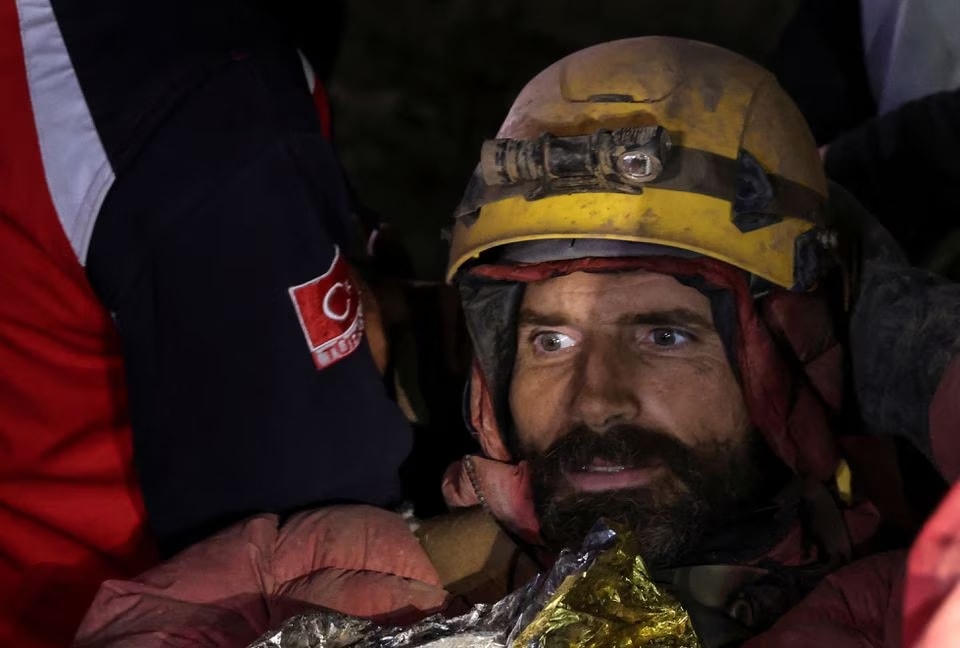 Nhà thám hiểm Mark Dickey sau khi được đưa ra khỏi hang. Ảnh: Reuters.