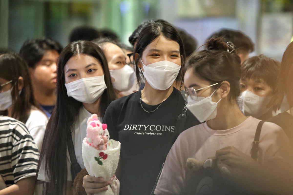 Trước đó từ rất sớm, theo ghi nhận của PV Báo Đại Đoàn Kết Online, vào thời điểm 22h ngày 28/7, có rất đông người hâm mộ đổ về sảnh T2, sân bay Nội Bài để chờ đón thần tượng. Nhiều người hâm mộ còn thiết kế các áp phích in hình thần tượng cùng những lời nhắn gửi thể hiện tình cảm của mình.