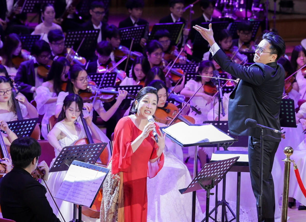 Nhạc trưởng Trần Nhật Minh và diva Mỹ Linh.
