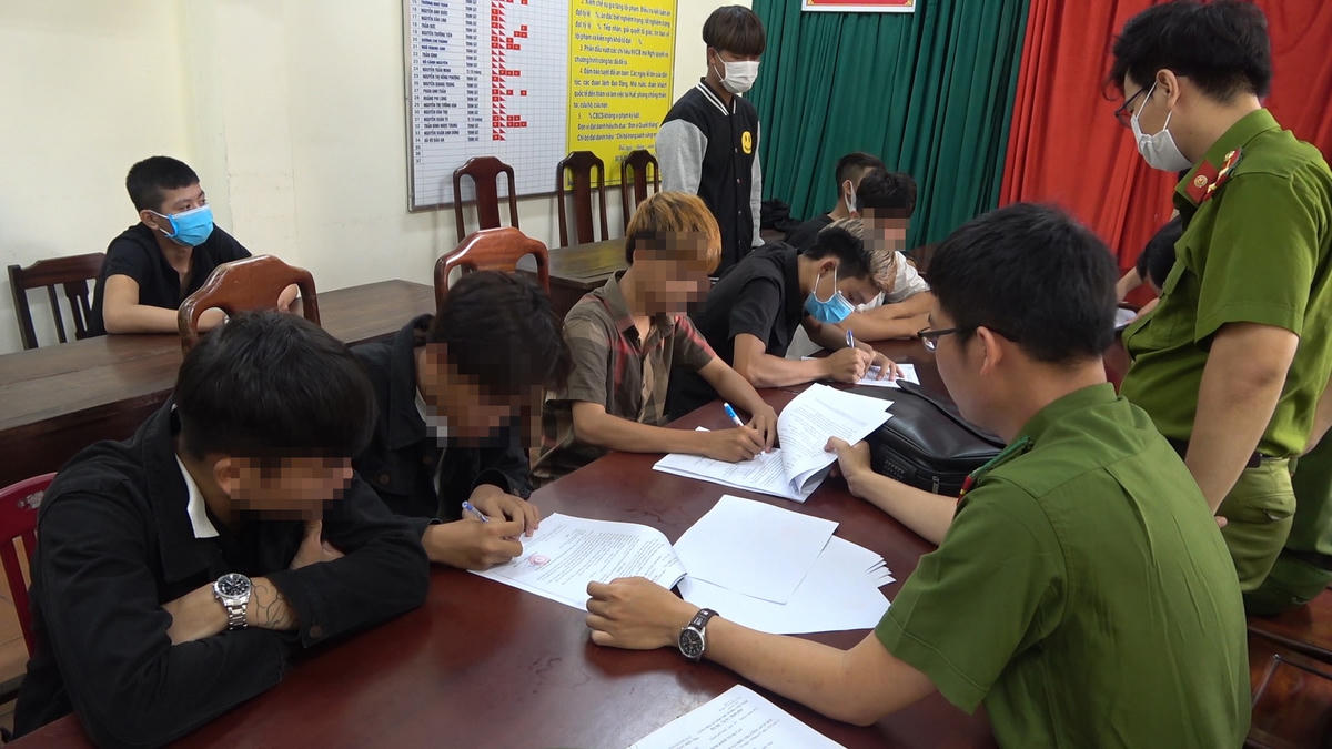 Cơ quan Công an làm việc với nhóm của Tài. Ảnh: Công Quang.