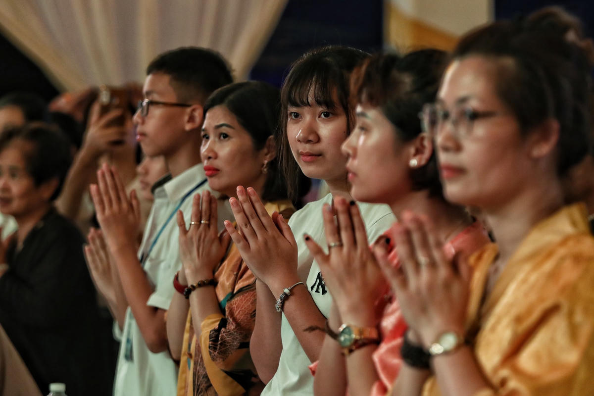 Mồ côi mẹ năm 7 tuổi, cô gái bật khóc trong nghi thức 'Bông hồng cài áo' tại lễ Vu Lan