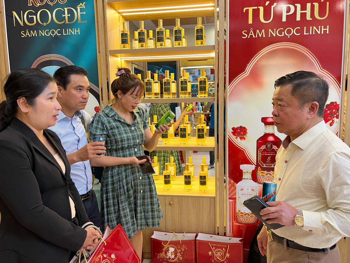 Ông Võ Kim Cự, Chủ tịch Hội đồng quản lý Công ty CP Tập đoàn Y Dược Sâm Ngọc Linh Việt Nam giới thiệu công nghệ sản xuất với khách hàng.