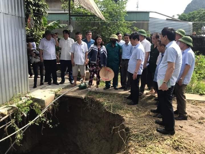 Kiểm tra các điểm sụt lún ảnh hưởng đến người dân.