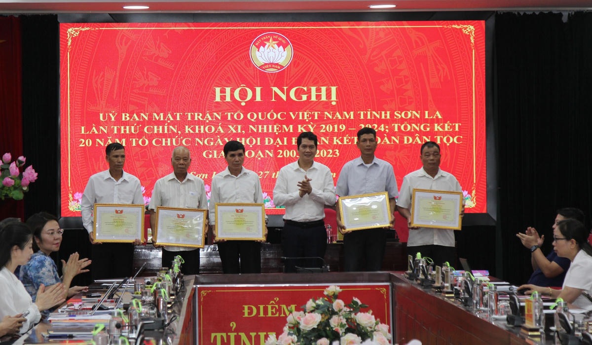 Ông Vi Đức Thọ -  Chủ tịch Ủy ban MTTQ tỉnh Sơn La tặng Bằng khen cho các tập thể.
