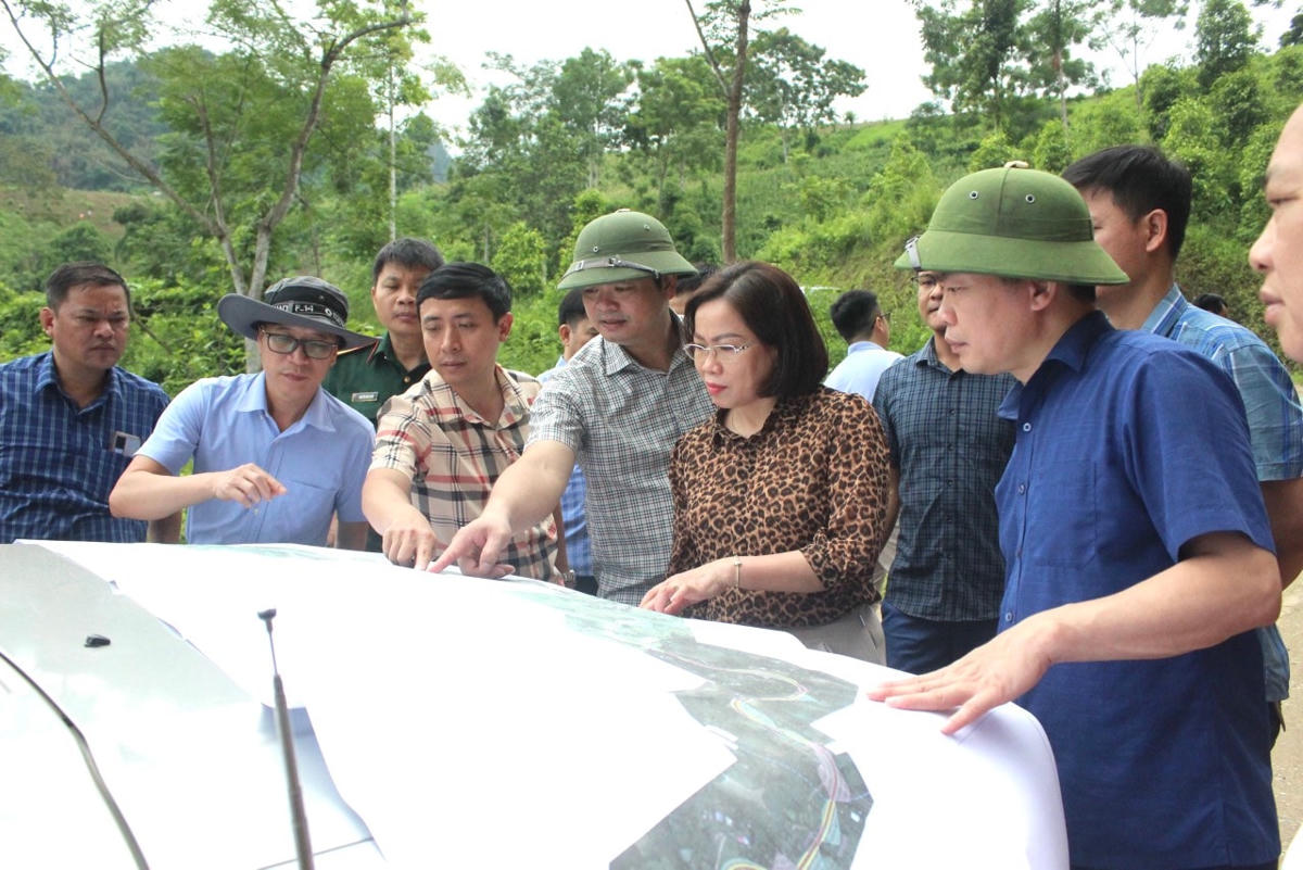 Lãnh đạo Ủy ban MTTQ tỉnh Tuyên Quang, huyện Na Hang khảo sát thực địa tại thôn Bắc Lè, xã Đà Vị, huyện Na Hang.
