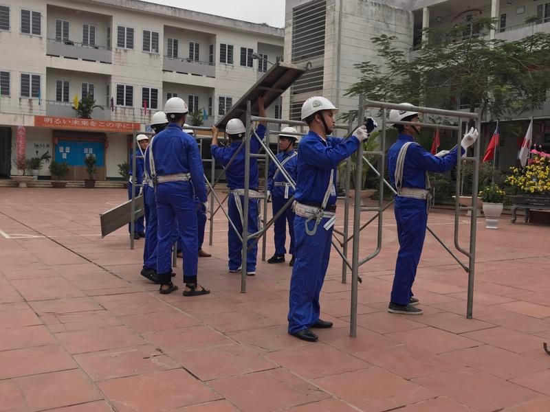 Người lao động thực hành kỹ năng trước khi đi làm việc ở nước ngoài.