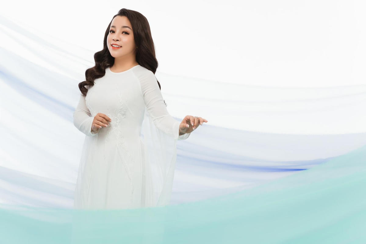 Hành trình 30 năm ca hát, NSƯT Tố Nga đánh dấu bằng một live concert diễn ra tại Nhà hát Lớn Hà Nội.