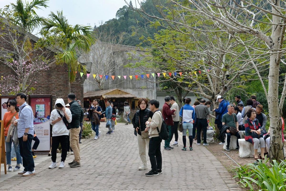 [Ảnh] Quảng Ninh: Tranh thủ thời tiết đẹp người dân nô nức đi lễ chùa đầu năm