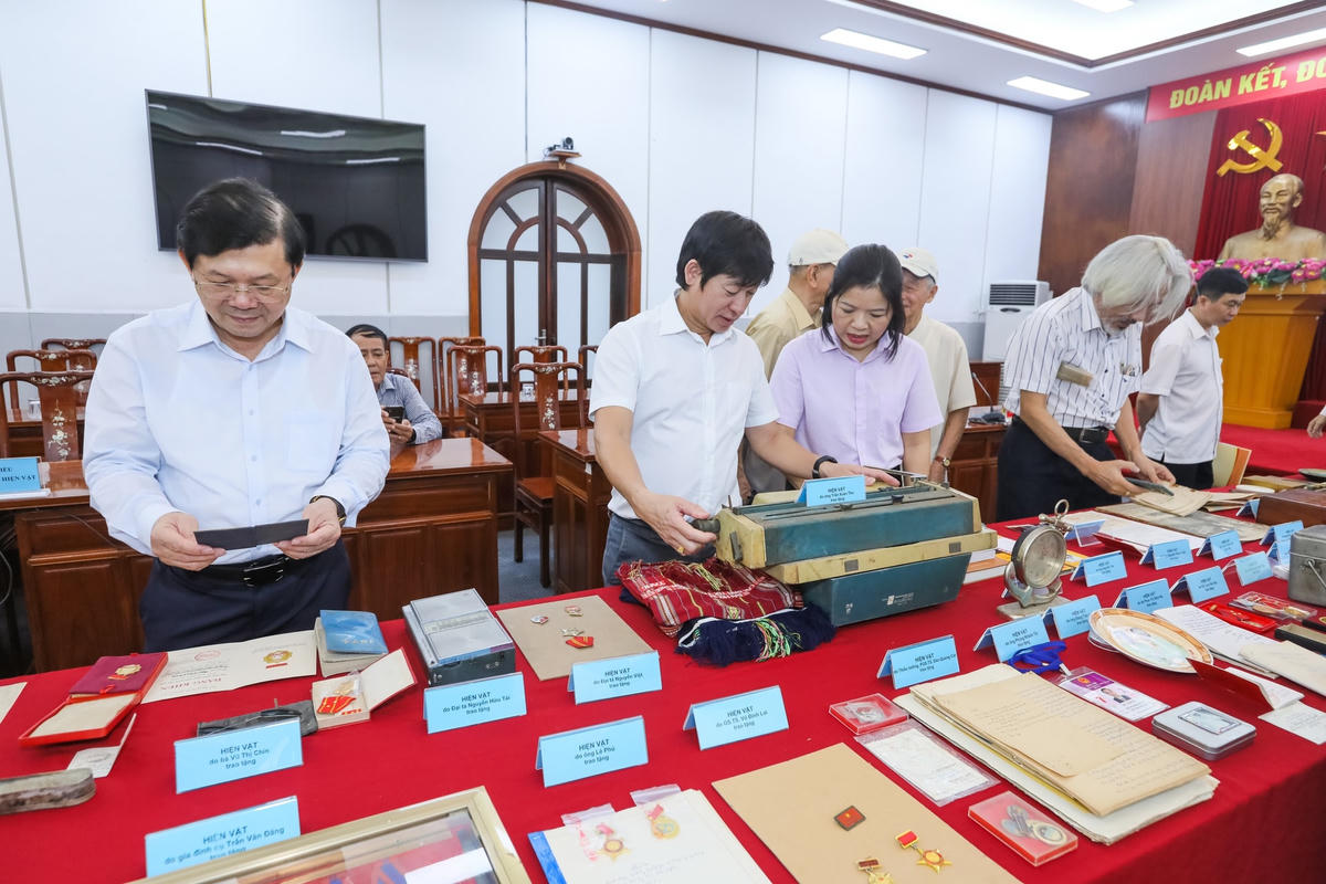 Phó Chủ tịch Nguyễn Hữu Dũng bên các hiện vật được các gia đình, cá nhân hiến tặng cho Bảo tàng MTTQ Việt Nam.