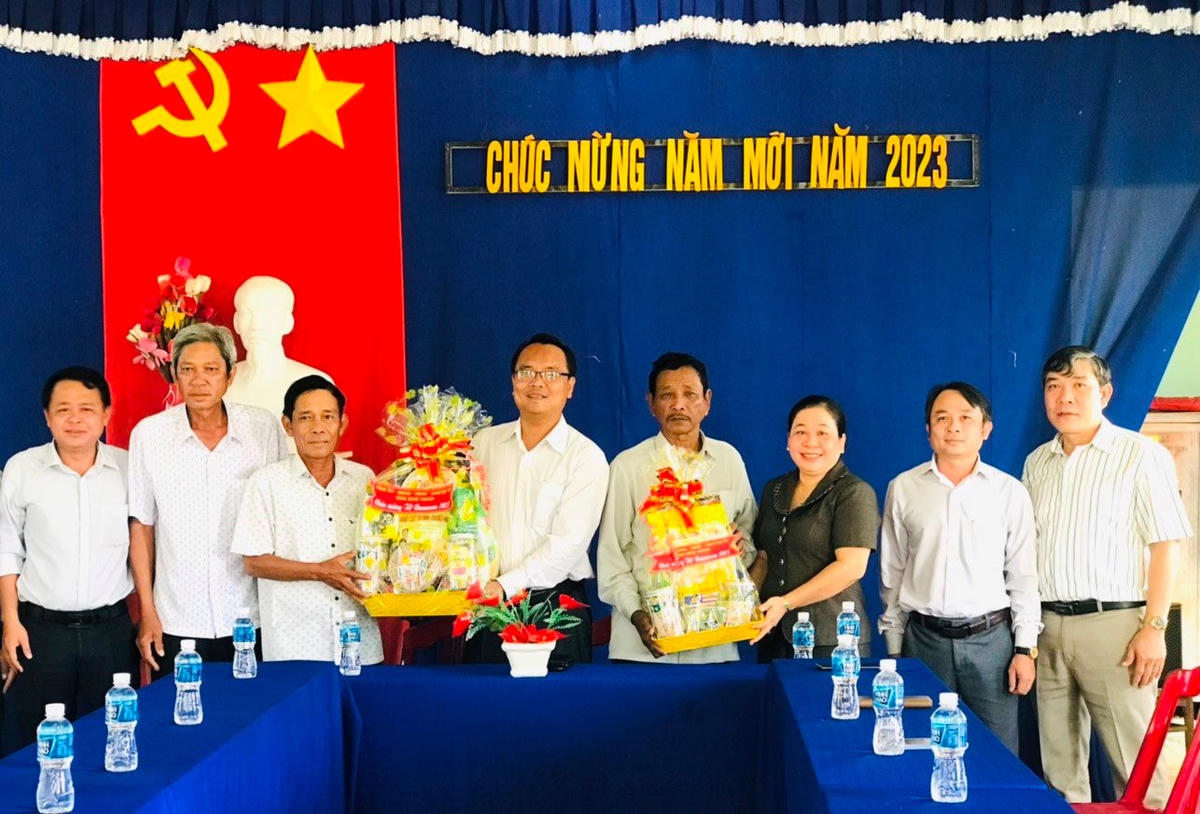 Ông Đặng Hồng Sỹ, Trưởng Ban Dân vận Tỉnh ủy  Bình Thuận cùng đoàn công tác chúc tết Ramưwan Ban Điều hành thôn Vĩnh Hanh, xã Phú Lạc, huyện Tuy Phong.