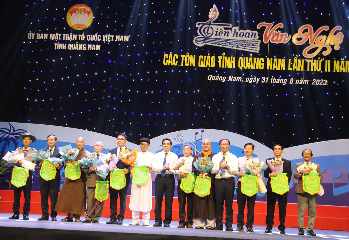 Tặng cờ và hoa lưu niệm cho các đơn vị tham gia liên hoan văn nghệ.