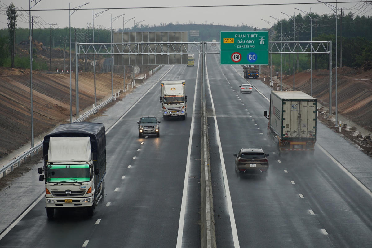 Cao tốc Dầu Giây - Phan Thiết rút ngắn 1/2 thời gian di chuyển từ TPHCM ra Bình Thuận.