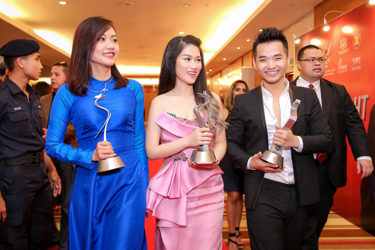 Hồng Ánh cùng Ngọc Thanh Tâm và Phạm Hồng Phước tại AIFFA 201. Ảnh: Blue Productions.