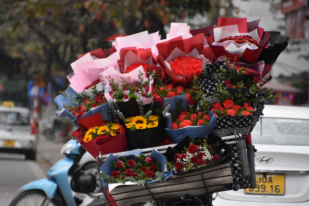 Hoa tươi cũng được bày bán rất nhiều trên các tuyến phố.