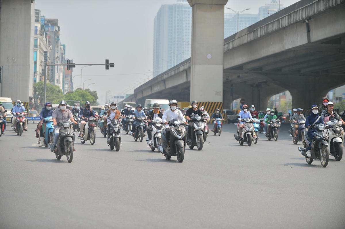 Người Hà Nội kín mít như 'ninja' dưới cái nắng đầu mùa