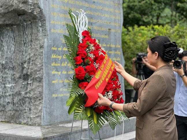 Phó Chủ tịch Hà Thị Nga tri ân người có công và trao tặng phòng học tại Tuyên Quang