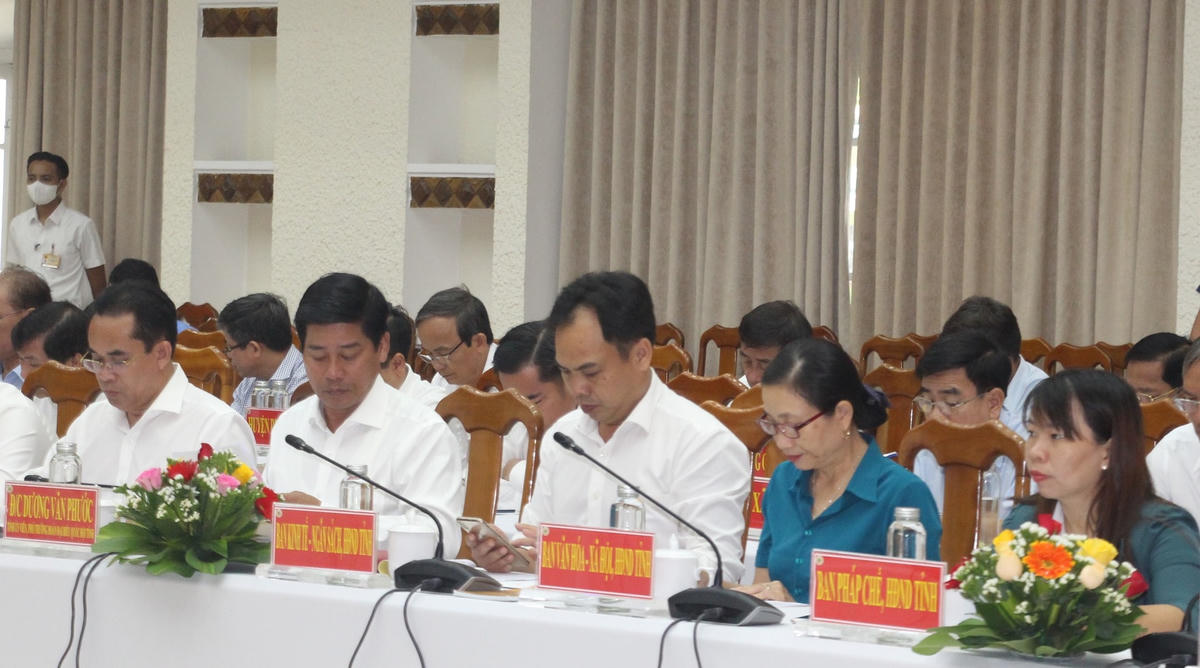Các đại biểu tham dự buổi làm việc.