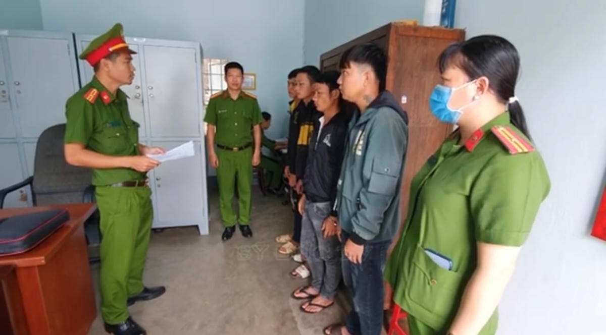 Cơ quan công an đọc lệnh bắt tạm giam 4 thanh niên tham gia hỗn chiến.