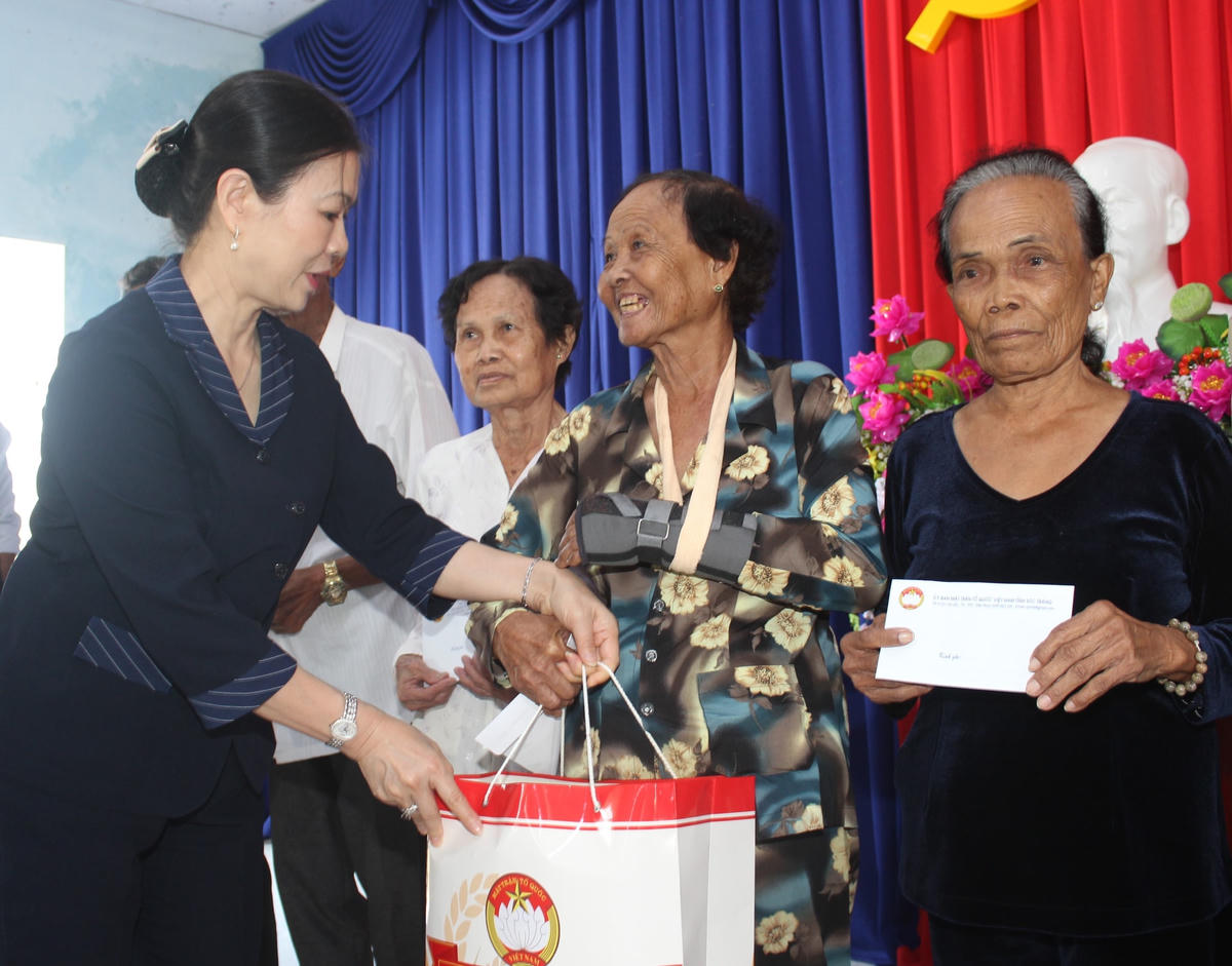 Phó Chủ tịch Trương Thị Ngọc Ánh tặng quà cho gia đình chính sách xã Vĩnh Phú Tây, huyện Phước Long.