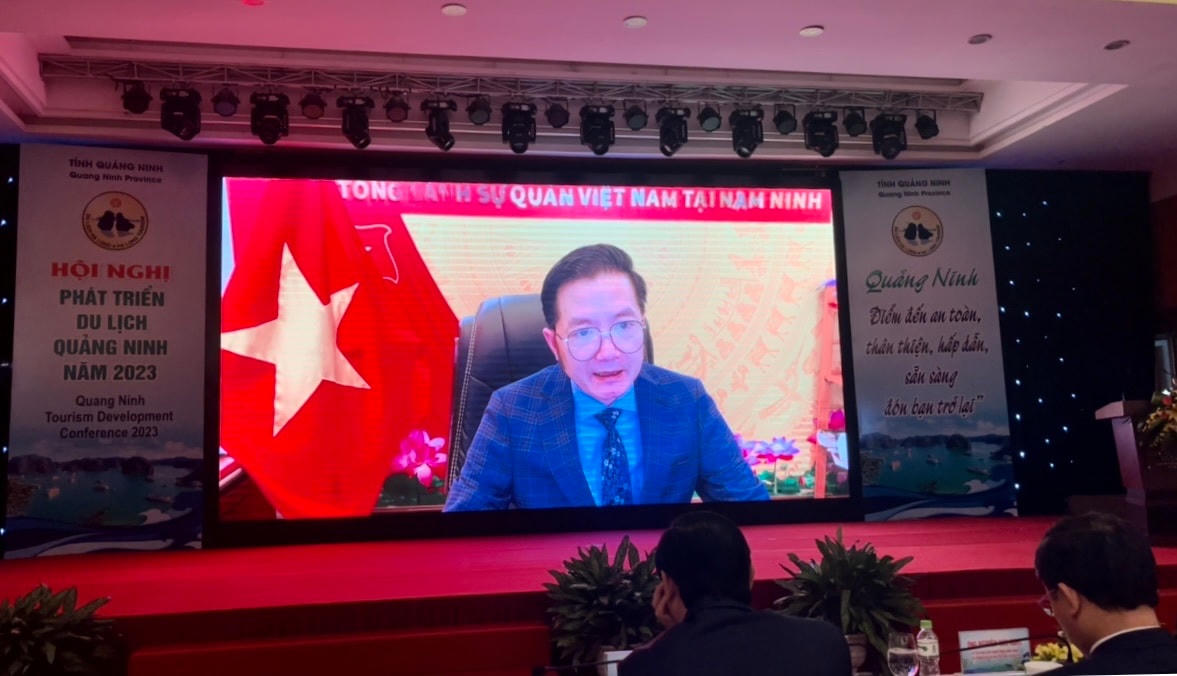 Ông Đỗ Nam Trung, Tổng Lãnh sự quán Việt Nam tại Nam Ninh (Trung Quốc) phát biểu qua truyền hình trực tuyến tại Hội nghị.