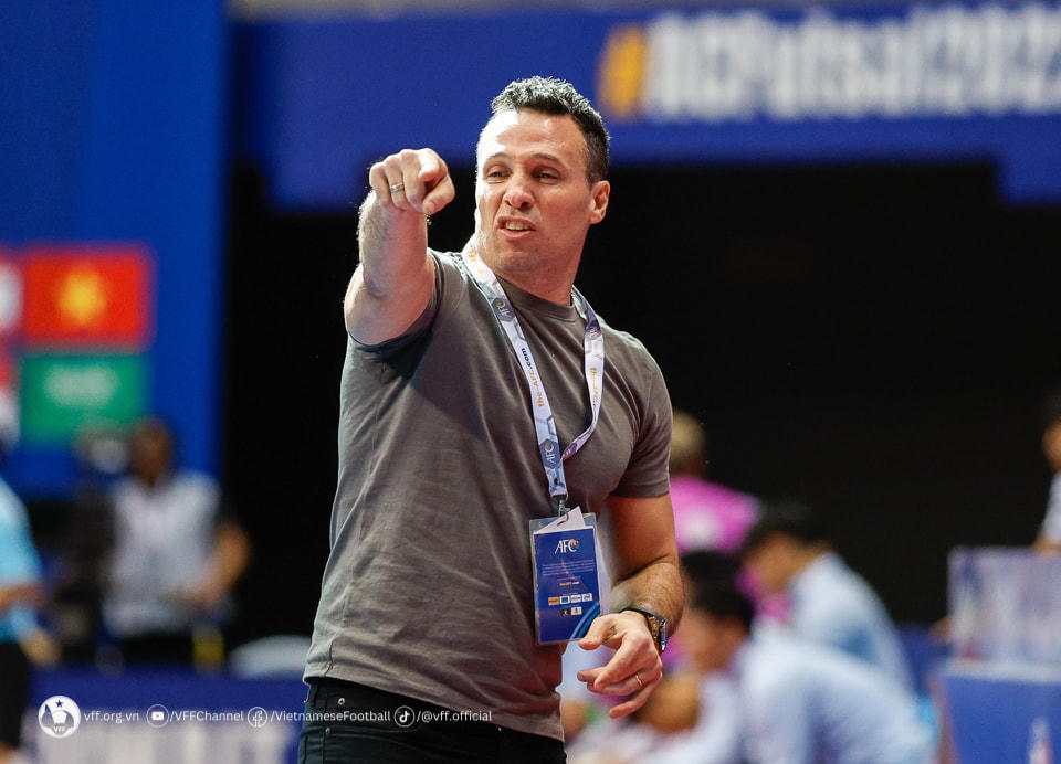 HLV Giustozzi Diego Raul đang nỗ lực tạo ra luồng gió mới trong lối chơi của ĐT futsal Việt Nam. Ảnh: VFF.