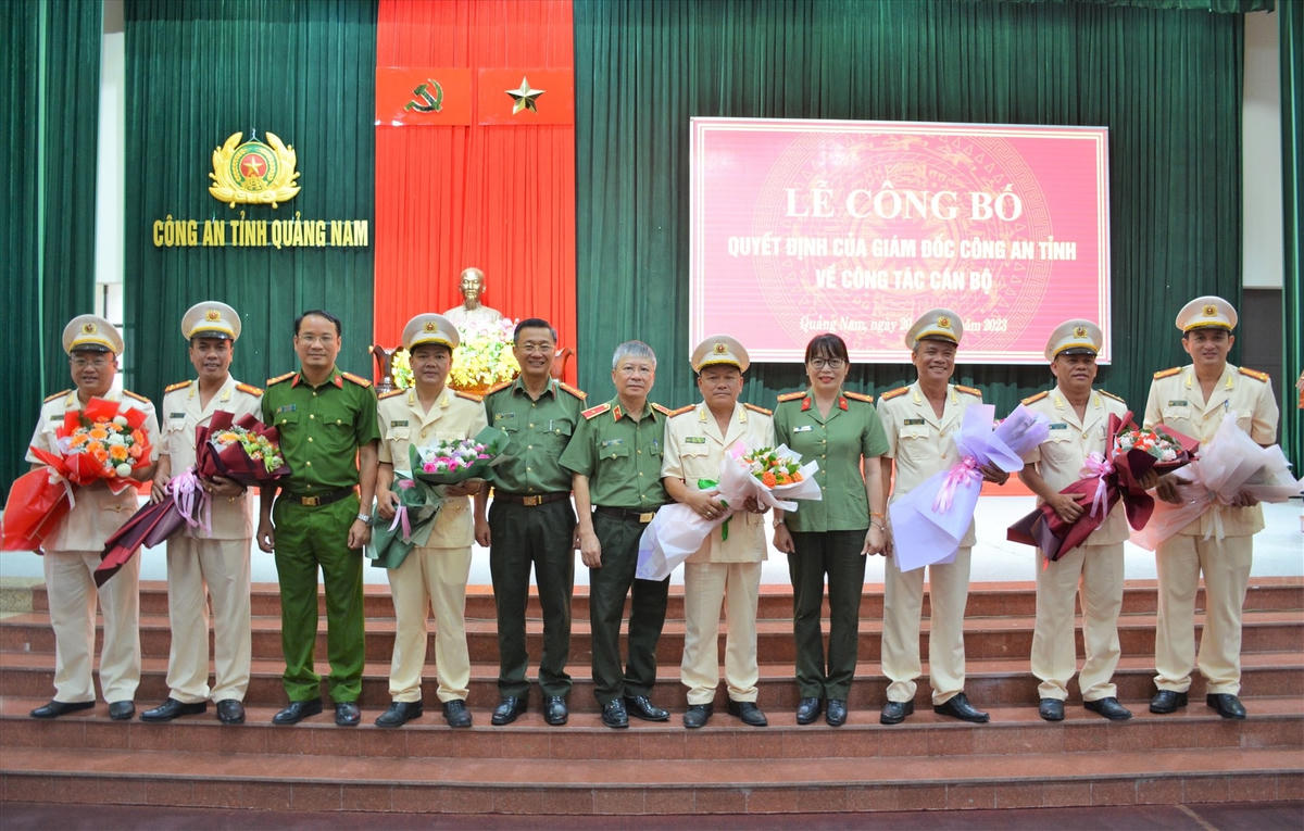 Lãnh đạo Công an tỉnh Quảng Nam chúc mừng các cán bộ được điều động giữ vị trí công tác mới.