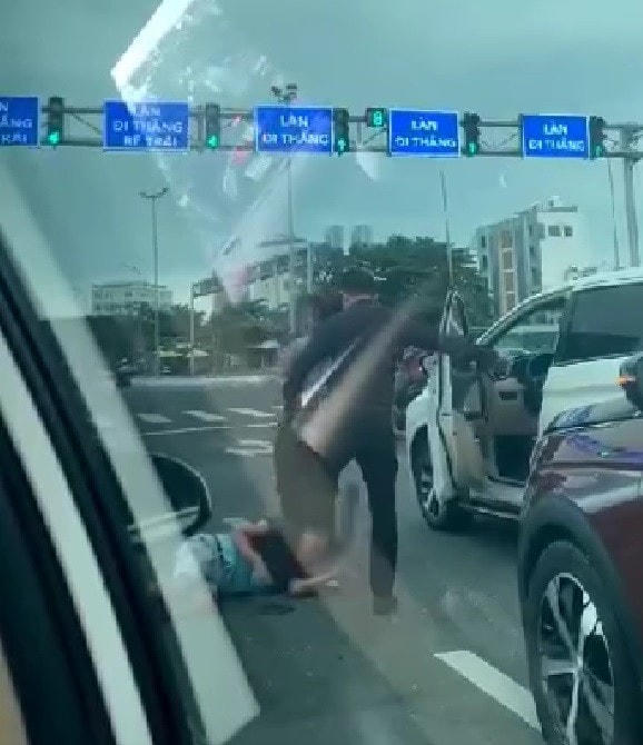Lái xe ô tô Grab bị nhóm côn đồ hành hung dã man ở ngã tư Ngô Quyền - Phạm Văn Đồng, quận Sơn Trà.