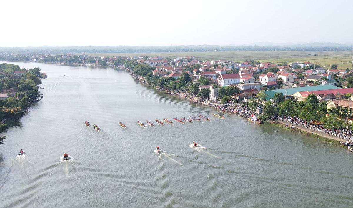Lễ hội đua, bơi thuyền trên dòng Kiến Giang.