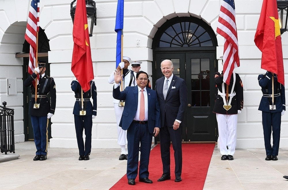 Tổng thống Hoa Kỳ Joseph Robinette Biden Jr. đón Thủ tướng Phạm Minh Chính. (Ảnh: Dương Giang/TTXVN).