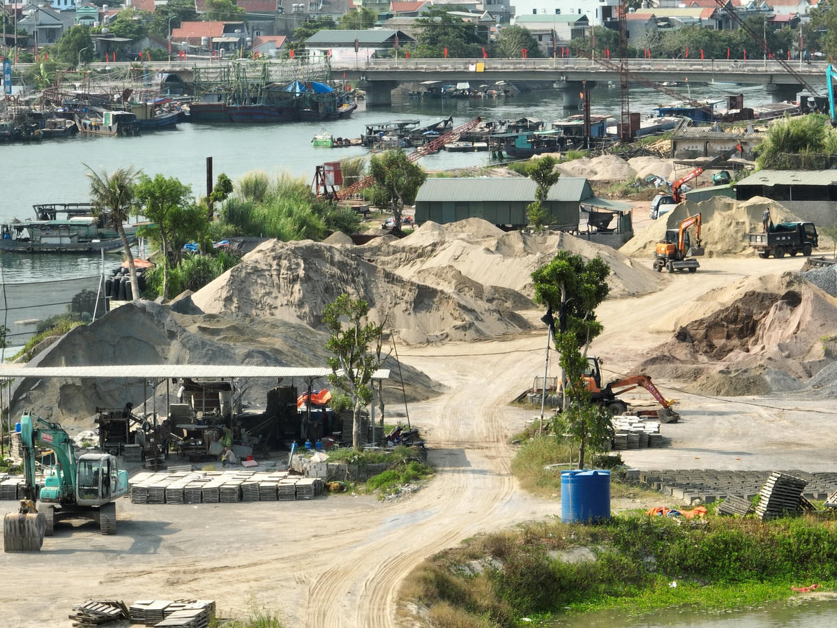[Ảnh] Quảng Ninh: Bến cảng trái phép ngang nhiên lấp biển, phá rừng