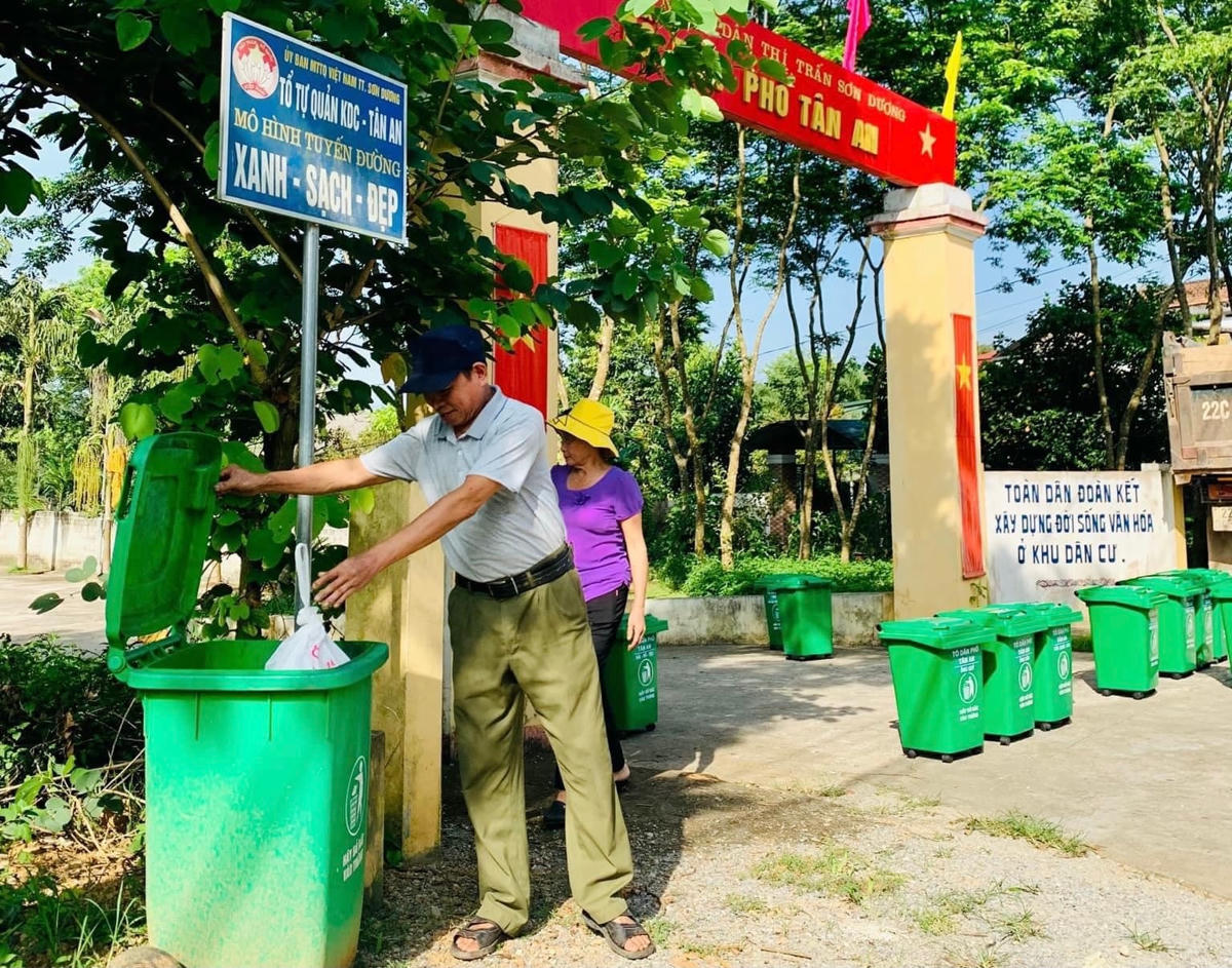 Người dân nghiêm túc thực hiện việc vứt rác đúng nơi quy định để bảo vệ môi trường.