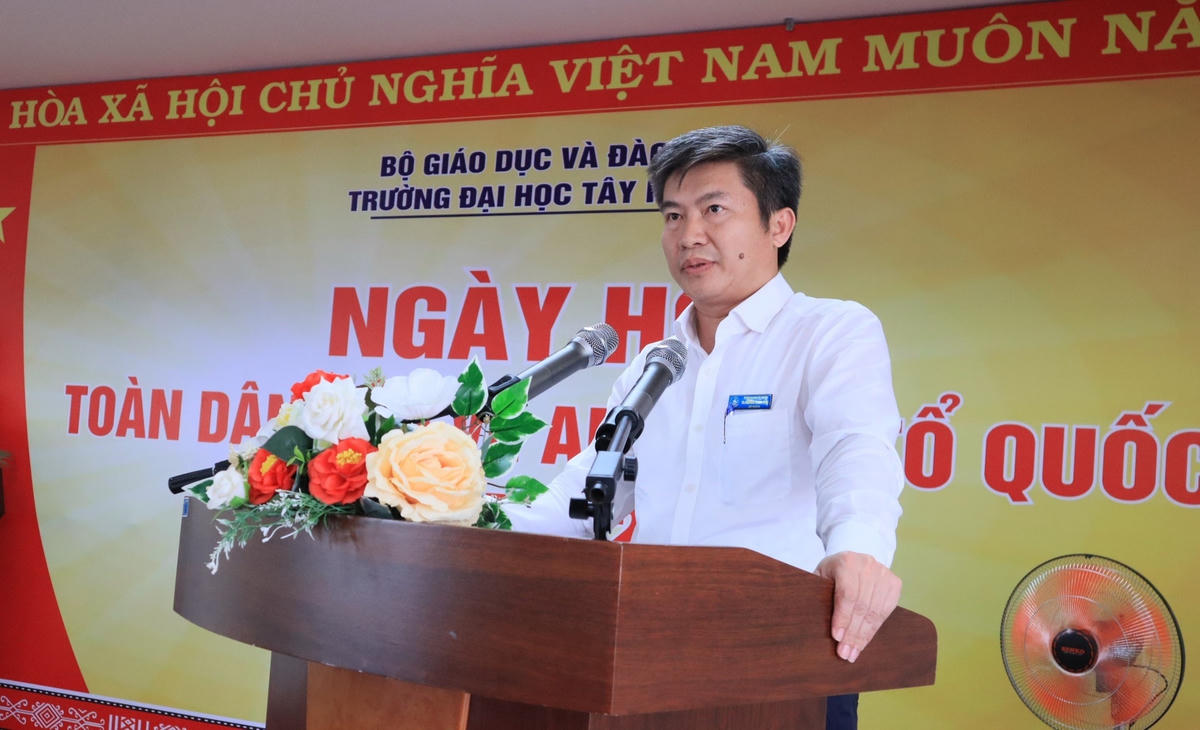 TS Nguyễn Thanh Trúc, Phó Bí thư đảng ủy, Hiệu trưởng Trường Đại học Tây Nguyên phát biểu tại ngày hội.