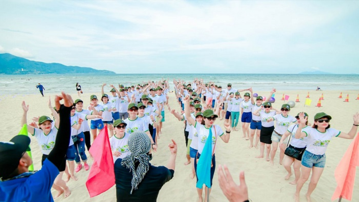 Sinh hoạt tập thể của một đoàn khách du lịch tại biển Nha Trang Nguồn: Việt Travel.