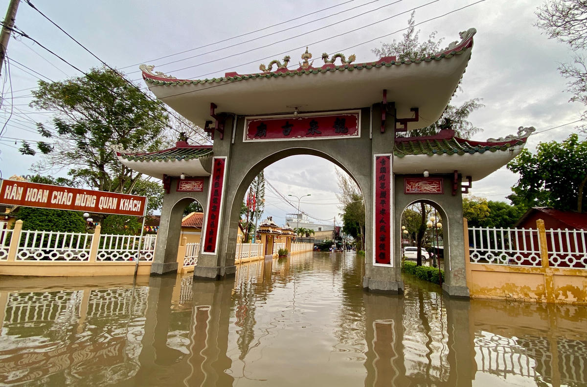 Nước ngập đường vào di tích Đình Bình Thuỷ (quận Bình Thuỷ).