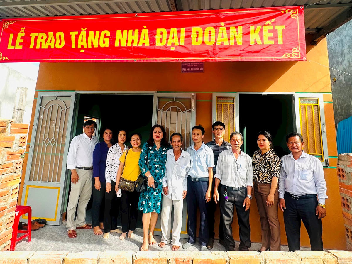 Trao nhà Đại đoàn kết cho hô nghèo tại tổ 3, KP 6, phường Đức Long, TP Phan Thiết. 