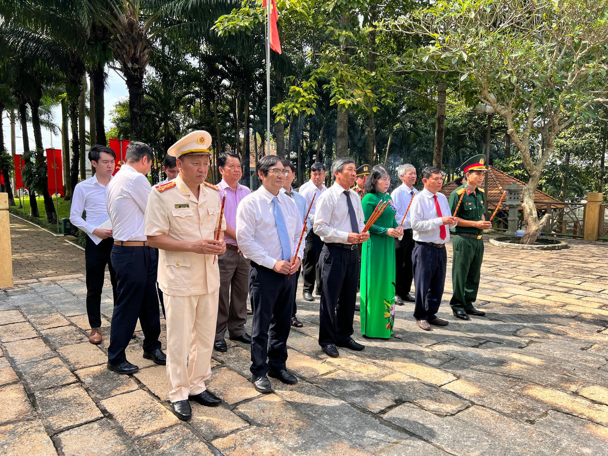 Đoàn đại biểu do Phó bí thư thường trực Tỉnh ủy Hồ Thanh Sơn dẫn đầu đã đến viếng các anh hùng liệt sĩ  tại Di tích lịch sử căn cứ Tỉnh ủy Biên Hòa U1, nằm ở huyện Trảng Bom. (Ảnh: C.N.).