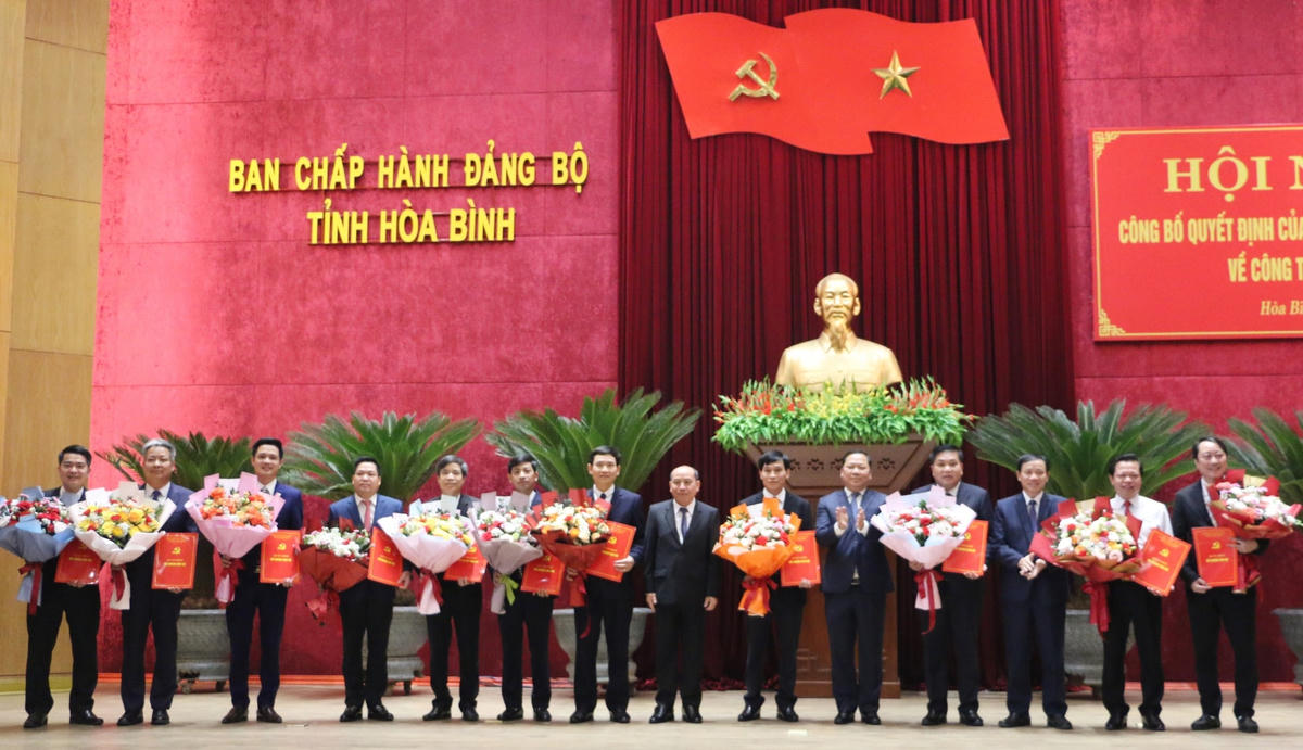 Ông Nguyễn Phi Long, Bí thư Tỉnh ủy Hòa Bình và ông Bùi Văn Khánh, Chủ tịch UBND tỉnh Hòa Bình trao quyết định cho các đồng chí được bổ nhiệm tại các sở, ban, ngành và UBND các huyện, thành phố.