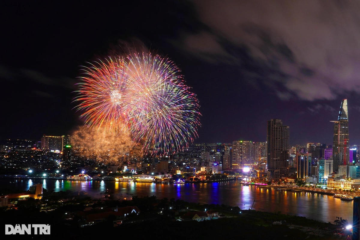 Những chùm pháo hoa bay ngợp trời TP HCM chào mừng Quốc khánh 2-9. Ảnh: Hữu Khoa/ Dân trí.