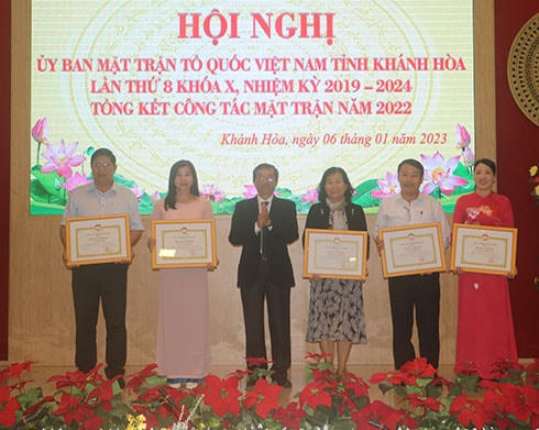 Tặng bằng khen cho tập thể và cá nhân có thành tích xuất sắc  công tác mặt trận năm 2022