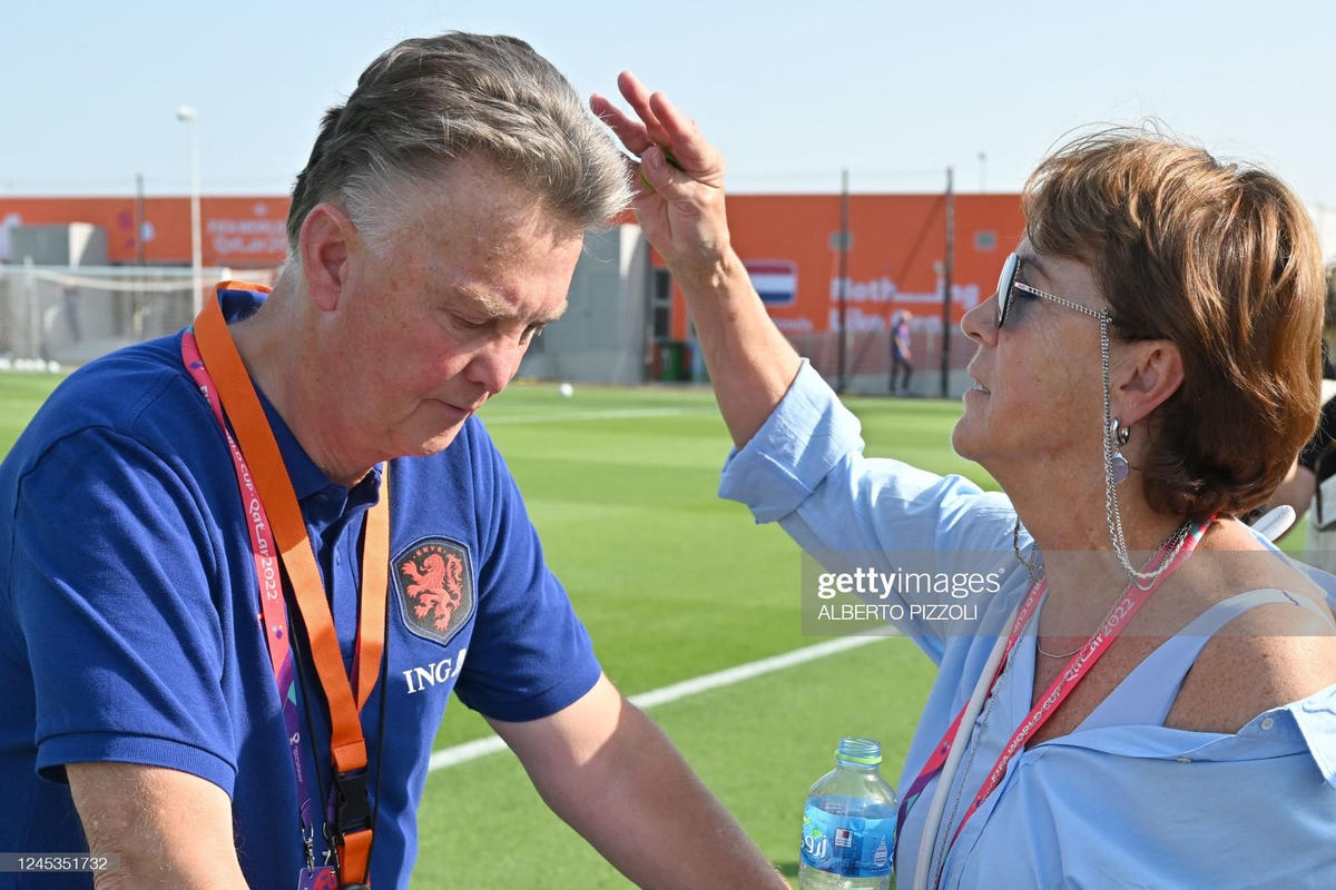 Van Gaal và vợ, bà Truss, trên sân tập tuyển Hà Lan tại Qatar. Bà vẫn luôn chăm sóc chồng từ năm 2008. Ảnh: Getty