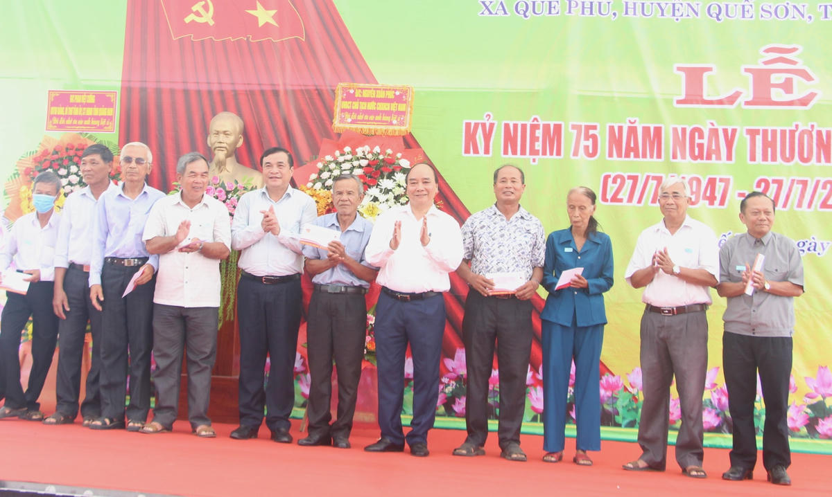 Chủ tịch nước Nguyễn Xuân Phúc tặng quà các gia đình thương binh, liệt sĩ ở xã Quế Phú.